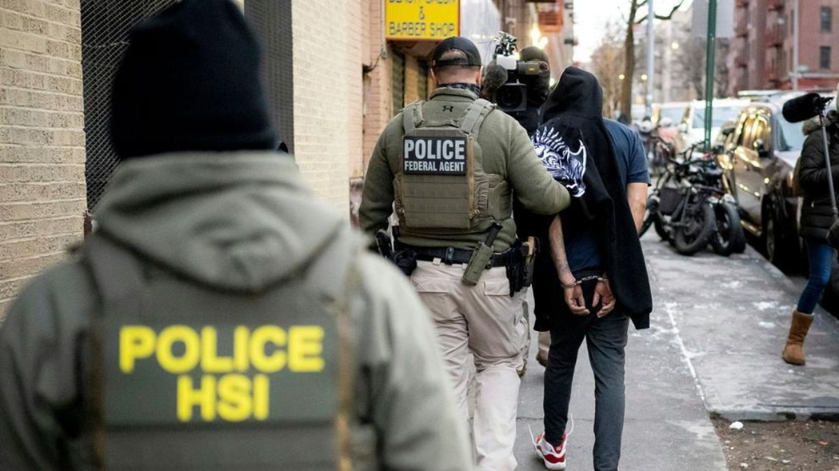 Polémica por redada migratoria en Nueva York, ICE Agents Lash Out at Immigrants in New York Raid