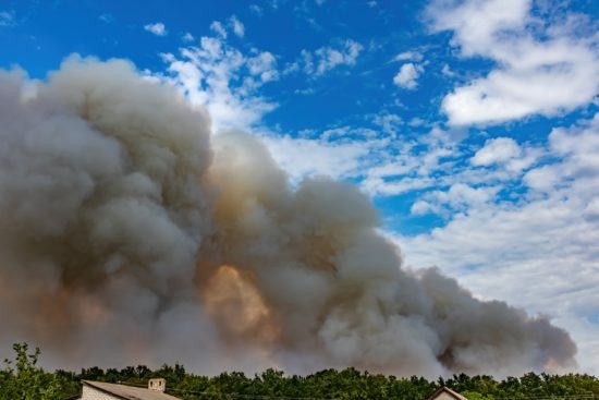 Incendio Garnet en California provoca humo peligroso