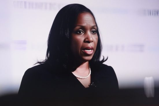 Jueza bloquea intento de Trump contra Lisa Cook