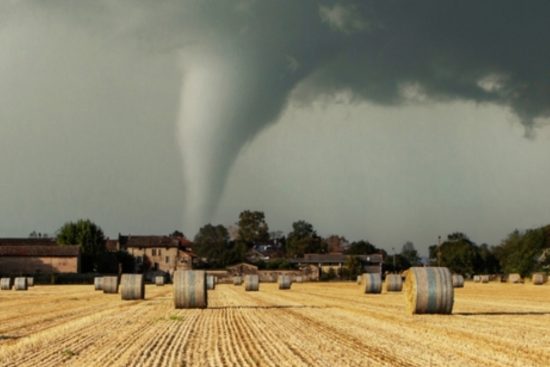 Tornado golpea Massachusetts mientras persisten tormentas