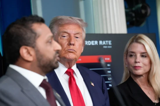 Trump respalda a Patel en investigación del FBI