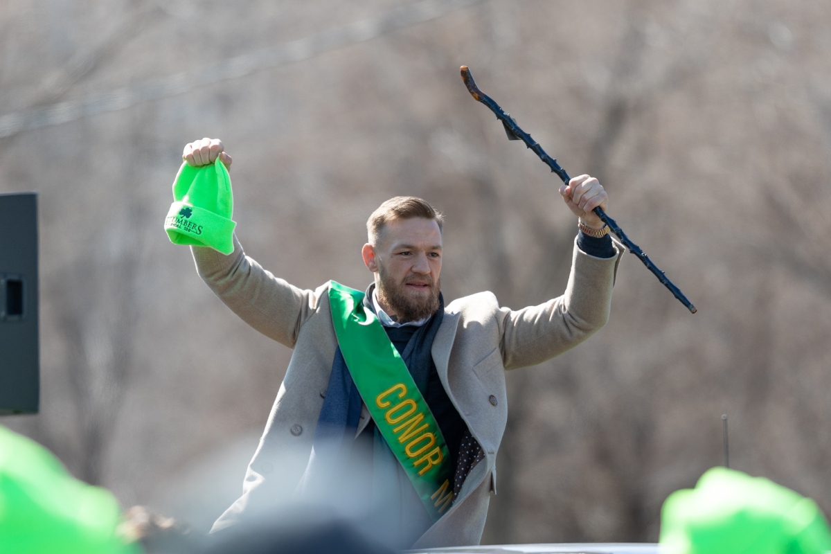Conor McGregor busca ser presidente de Irlanda pero aún no logra cumplir los requisitos legales; pide apoyo a concejales.