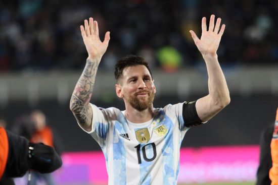 Charly García y Lionel Messi vivieron un emotivo encuentro en el Monumental durante el último partido oficial de Lio como local con Argentina.