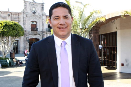Fernando del Rincón llora