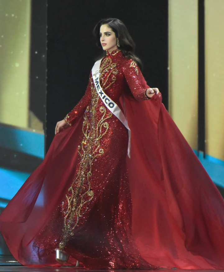 vestido rojo en miss universo