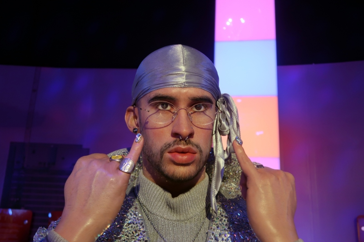 Bad Bunny toca pieza arqueológica