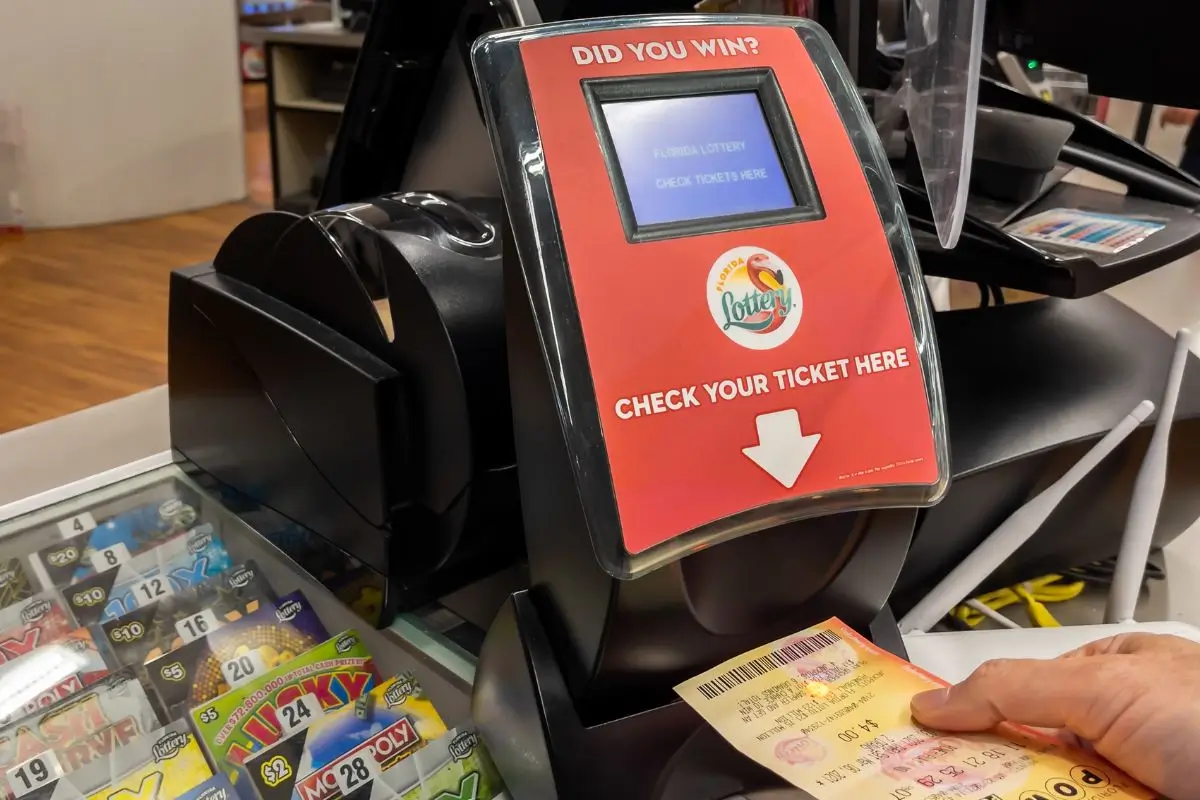 ganar el powerball siendo indocumentado, Can an Undocumented Immigrant Win and Collect the Powerball Jackpot?