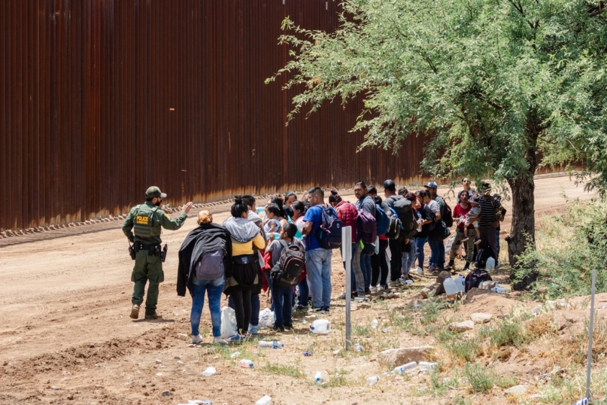 texas demanda ciudades proinmigrantes, Texas Sues County Over Immigrant Legal Aid