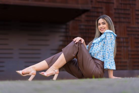 MUJER LATINA VESTIR DIFERENTE