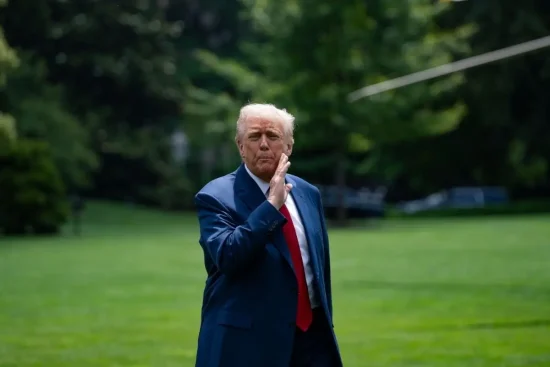 Trump hace gestos obscenos
