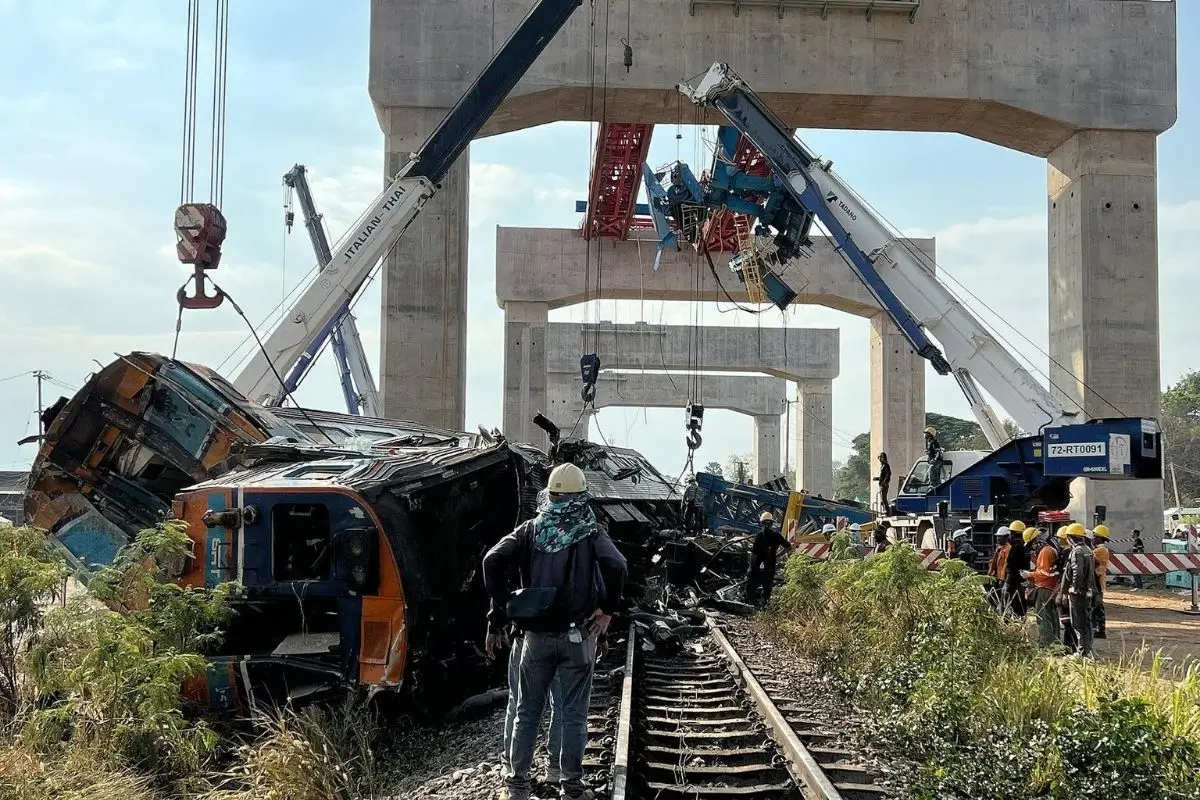 grúa cae sobre tren