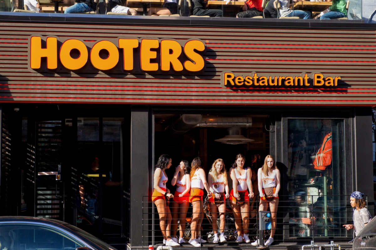 Hooters anuncia cierre