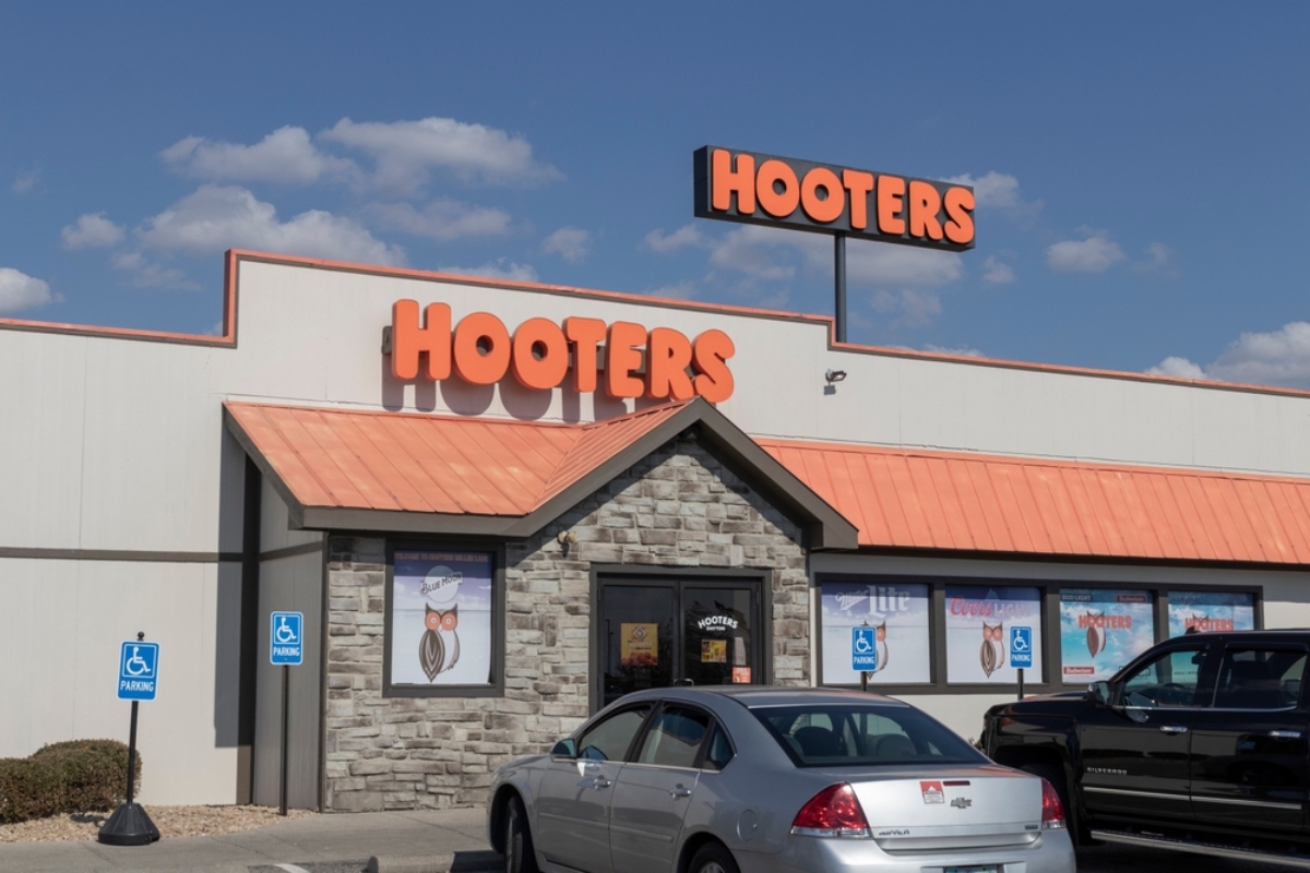 Hooters anuncia cierre