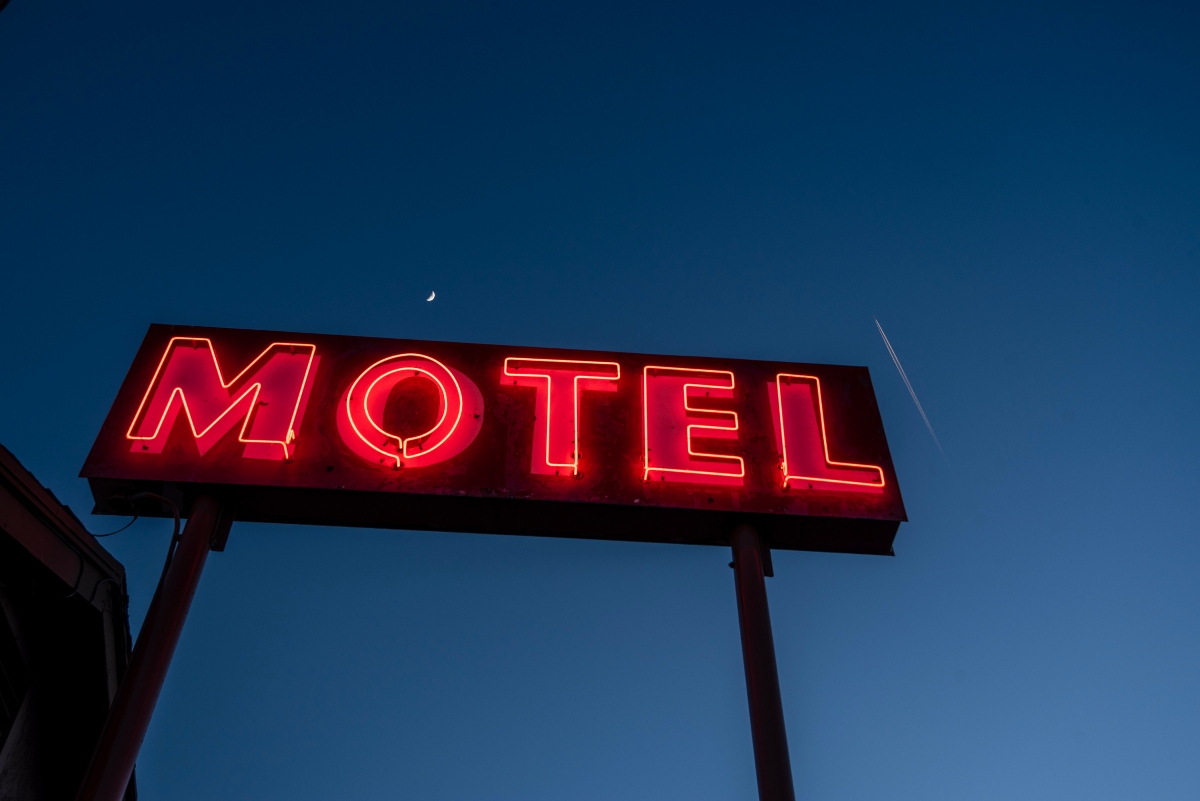 Infidelidad en motel desata agresión con bate, Wife Discovers Infidelity at Motel and Attacks Partner With a Bat