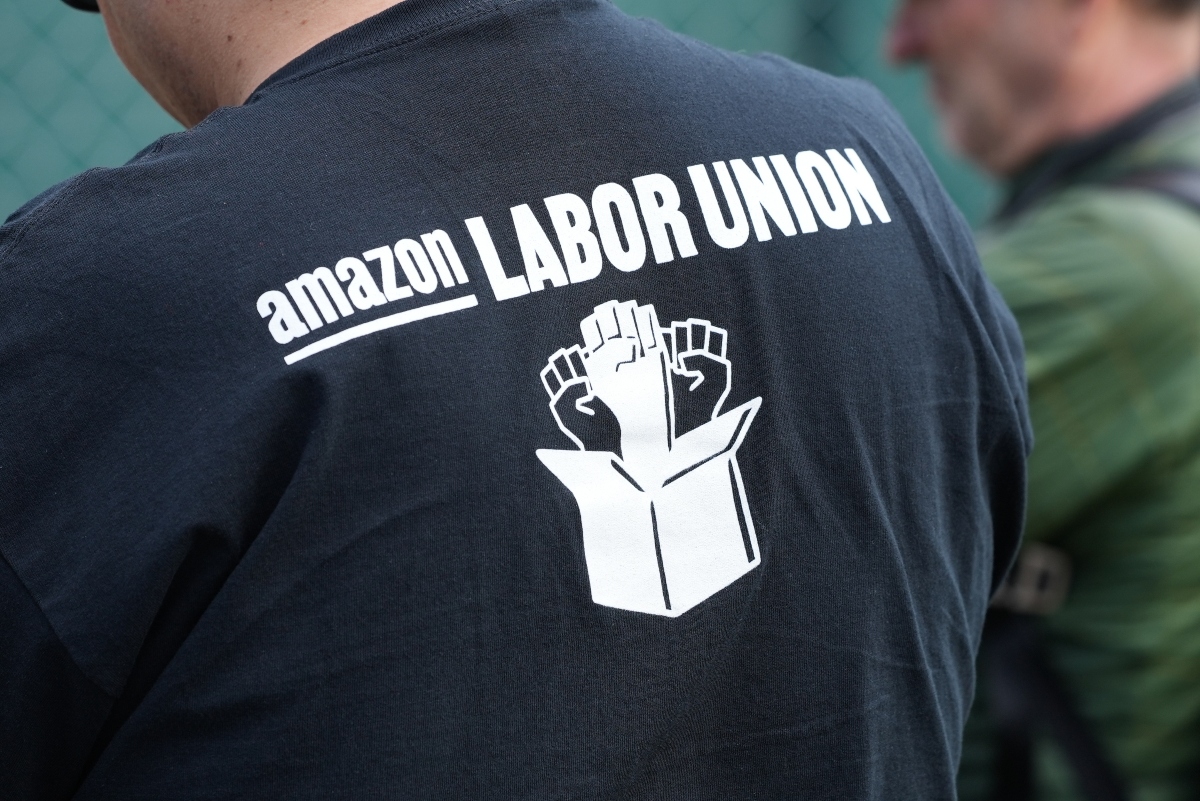 Amazon enfrenta reclamo laboral por acuerdos con ICE